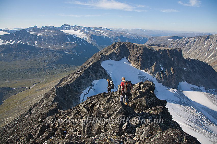 På vei nordover Hellstuguryggen fra Midtre med Nørdre (2218 moh.) midt i mot. Hellstugubrean nede til høyre og Visdalen nede til venstre. Galdhøpiggen ruver i det fjerne.