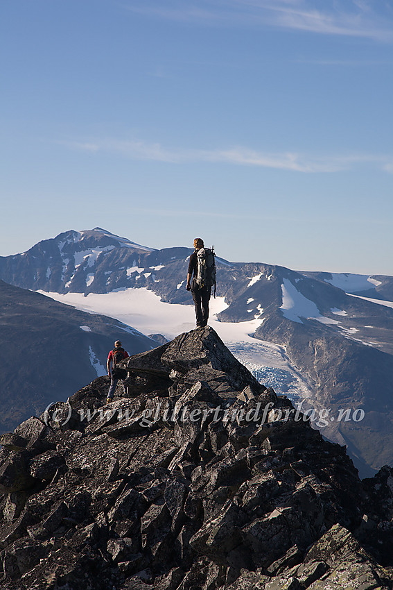 På Hellstuguryggen nord for Midtre Hellstugurinden. I bakgrunnen Galdhøpiggen (2469 moh.) og Svellnosbrean.