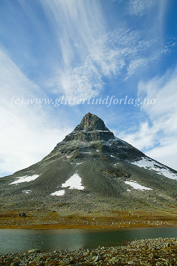 Kyrkja (2032 moh.) sett fra nord-nordøst ved det vesle vannet kalt Panna.