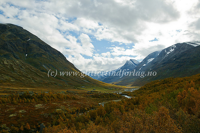 Fra Bøverkinnhalsen mot Leirdalen. Til høyre Loftet og imponerende Skagsnebb.