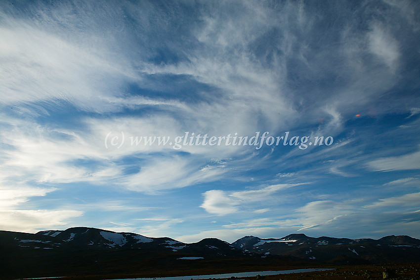 Artige skyformasjoner over Valdresflye. I bakgrunnen Rasletinden, Tjønnholstinden og Høgdebrotet for å nevne noe.