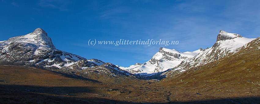 Et herlig panorama fra veien inn til Leirvassbu: Fra venstre: Stetinden (2020 moh.), Storebjørn (2222 moh.) og Geite (2002 moh.)