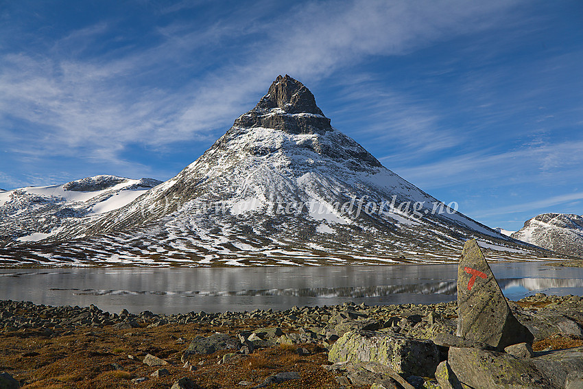 Ved Panna (innsjø) i Kyrkjeglupen med Kyrkja (2032 moh.) spiss og flott i bakgrunnen.