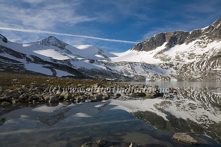 I Tverrbytnede med et blikkstille vann som speiler Søre Tverrbottindane (1946 + 1971 moh.) og den sørligste av de midtre Tverrbottindane (2106 moh.)