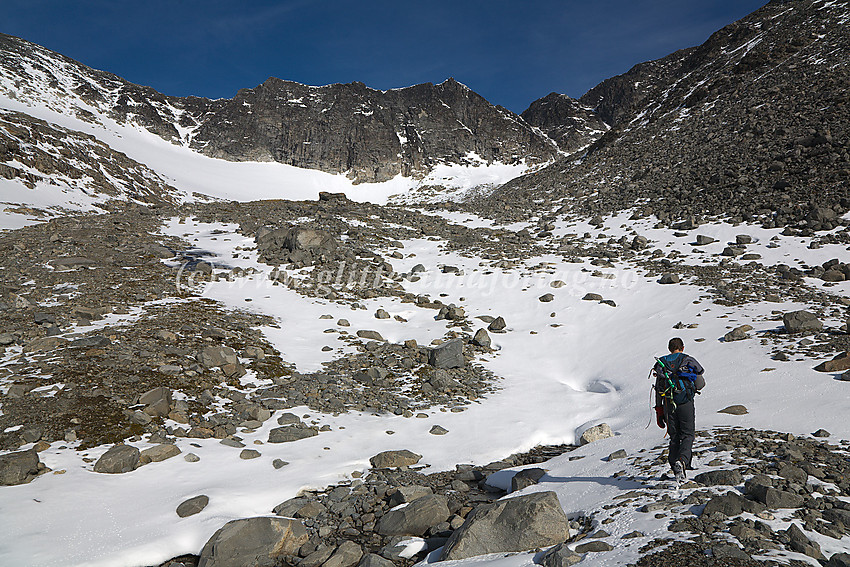 På vei opp i botnen innunder Store Bukkeholstindens vestflanke. Midt i bildet ses Midtre Bukkeholstinden Øst (2154 moh.) med en liten "kandidattopp" til høyre.