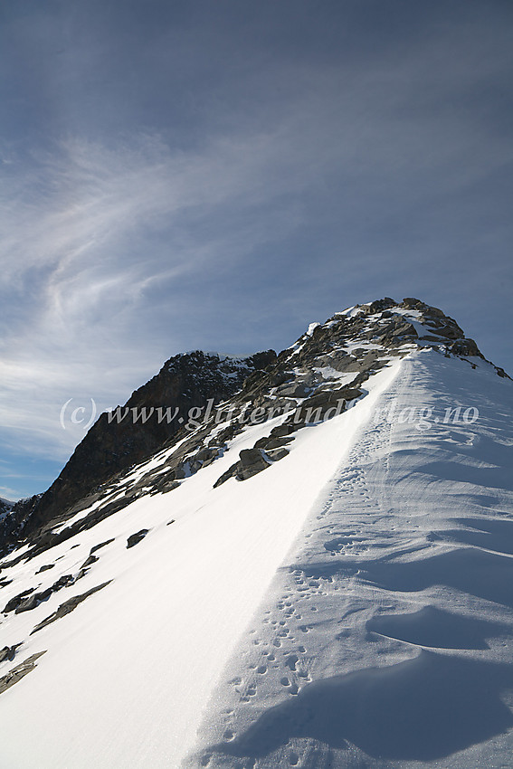 På vei opp østryggen mot Midtre Tverrbottinden Nord (2151 moh.). Legg merke til lemensporene som trekker oppover snøeggen.