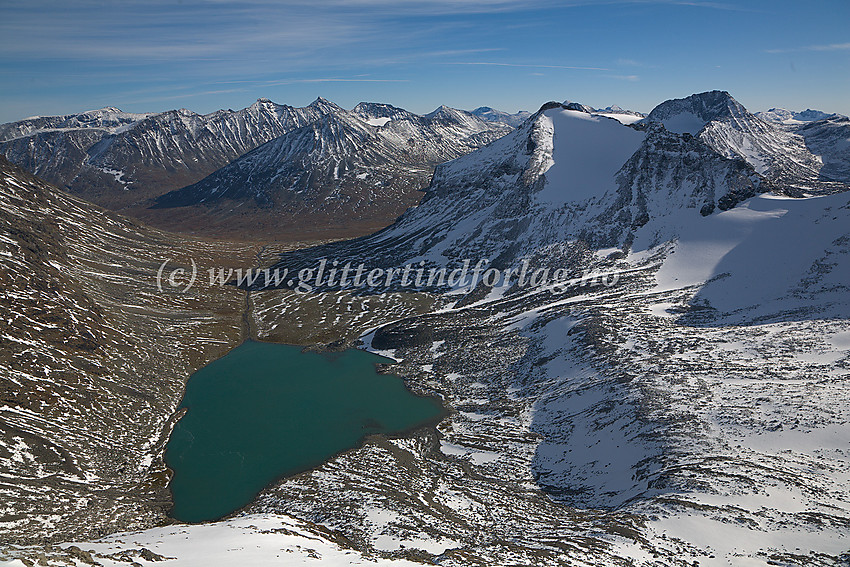 Utsikt fra like oppunder Midtre Tverrbottinden Nord mot Tverrbytnede med brevatnet og Visdalen i bakgrunnen. Til høyre i bildet ruver Tverrbytthornet i forgrunnen.