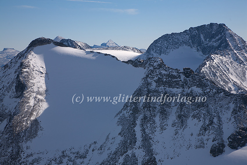 Tverrbytthornet (2102 moh.) og Vesttoppen (2035 moh.) sett fra nordvest. I bakgrunnen ruver Visbreatinden (2234 moh.)