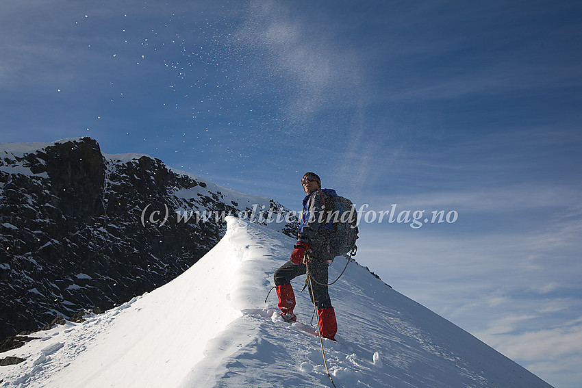 På snøkammen like oppunder Midtre Tverrbottinden Nord (2151 moh.)