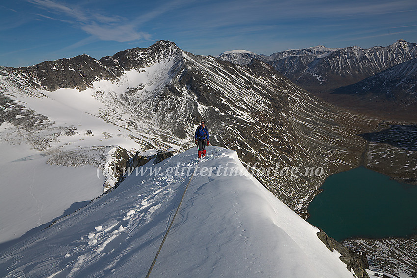 På vei opp snøryggen mot Midtre Bukkeholstinden Nord fra øst. I bakgrunnen bl.a. Store Bukkeholstinden (2213 moh.)