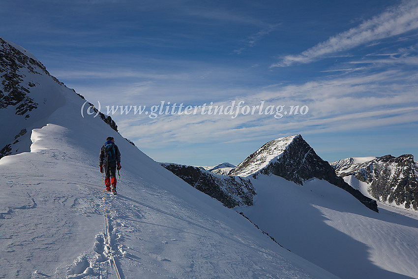 På vei opp siste snøbakken mot Midtre Tverrbottinden Nord fra øst. Litt bak til høyre ses Store Tverrbottinden (2161 moh.) og tvillingtoppen Vestre Tverrbottinden (2113 moh.). Breflata nede til høyre er Søre Illåbrean.