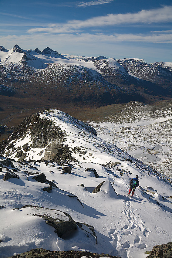 På vei ned fra Tverrbottindane mot Leirvassbu med Leirdalen i bakgrunnen. På andre siden av dalen ses flere av Smørstabbtindane, Storbrean, Stobreahøe og Veslfjelltinden for å nevne noe.