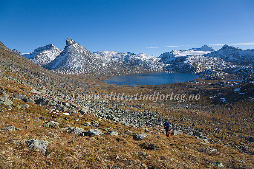 Like ved Presten på vei ned mot Leirvassbu etter en tur på Tverrbottindane. I bakgrunnen bl.a. Visbreatinden, Kyrkja og Høgvagltindane.