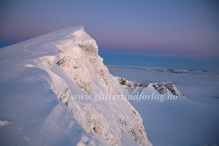 Morgengry over Glittertinden. Grotbrean nede til høyre.