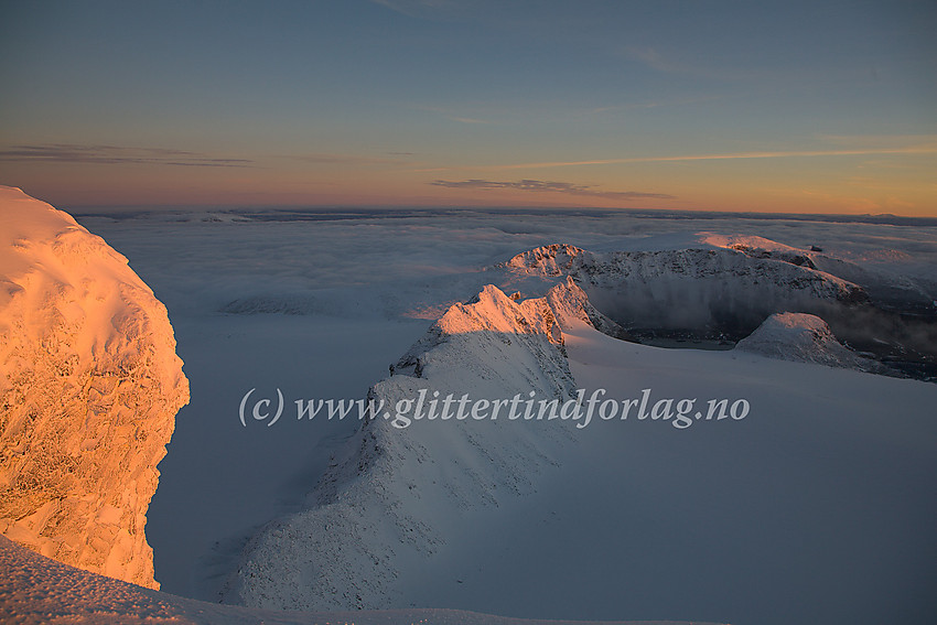 Grytidlig høstmorgen fra Glittertinden nordover mot bl.a. Trollsteineggje (2300 moh.).