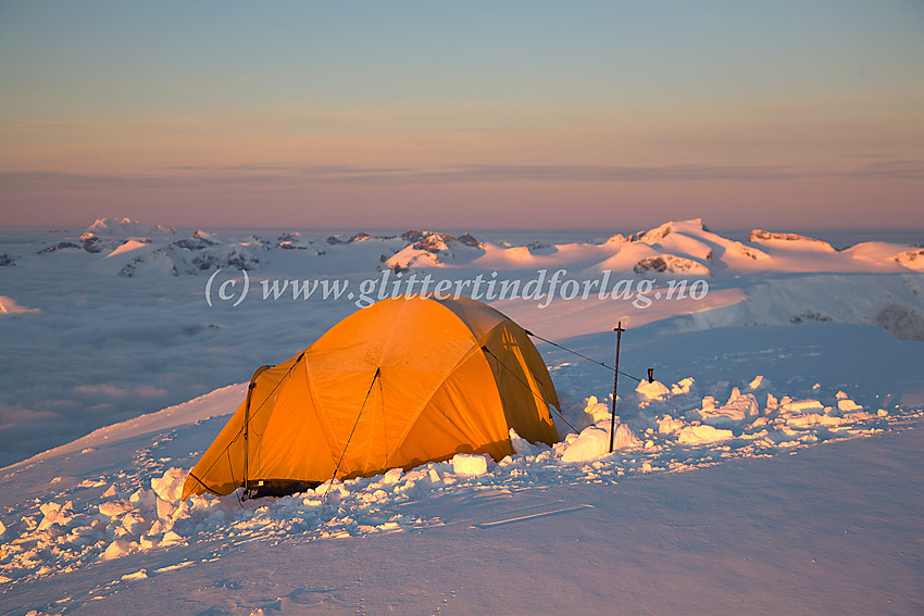 Morgenstemning på toppen av Glittertinden foran teltplassen med overblikk. I bakgrunnen er Galdhøpiggen (2469 moh.) det dominerende fjellet.