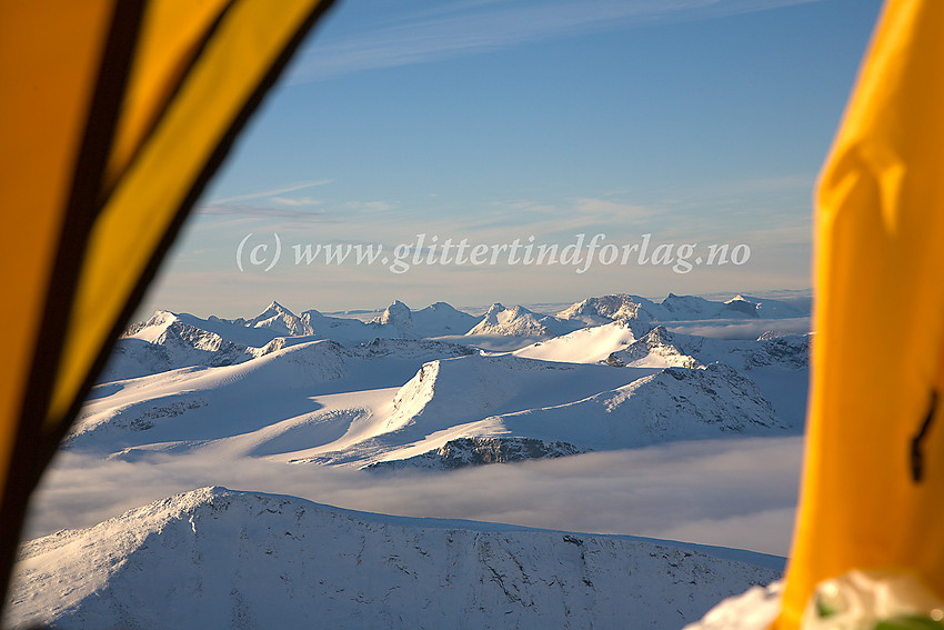 Utsikt fra teltet på toppen av Glittertinden mot sør med Ryggjehøe (2142 moh.) i forgrunnen. 