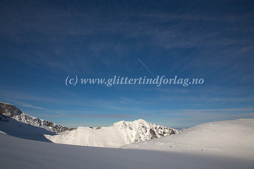 På øvre del av Gråsubrean med Trollsteineggje (2300 moh.) i profil. Ut til høyre hever Austre Glittertindoksle (2260 moh.) seg.