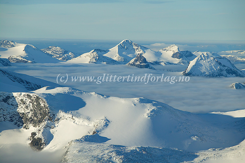 Utsikt fra Glittertinden i vest-sørvestlig retning. I forgrunnen sekundærtoppen Leirhøe Nord (2077 moh.). I bakgrunnen bl.a. Midtre Høgvagltinden (2066 moh.), Kyrkja (2032 moh.), Store Rauddalstinden (2157 moh.), Vestre Rauddalstinden (2059 moh.) og Tverrbytthornet (2102 moh.)