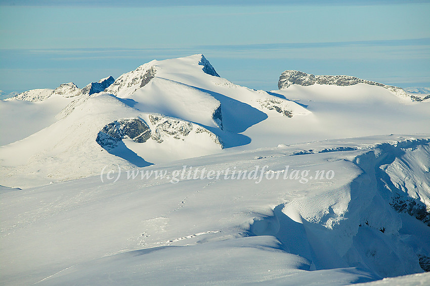 Fra Glittertinden vestover mot Galdhøpiggen (2469 moh.). Foran Piggen; Keilhaus Topp og  Svellnose mens Vesle Galdhøpiggen ses til høyre i bildet. 