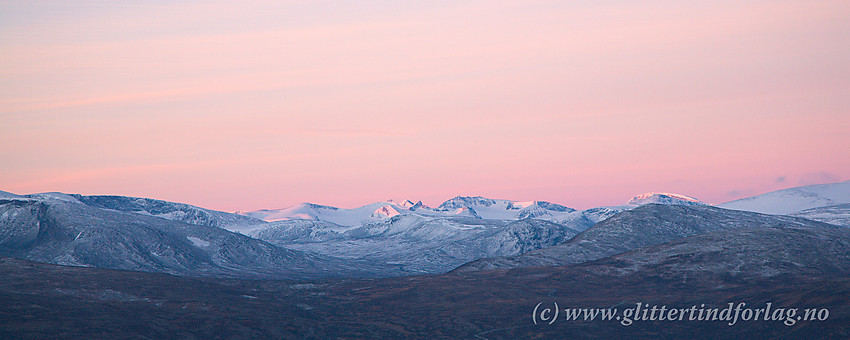 Utsikt innover Jotunheimen fra Trollhøe (1370 moh.) i nordøst. Man ser bl.a. fint innover mot Styggehøbrea-, Veo- og Memurutindane.