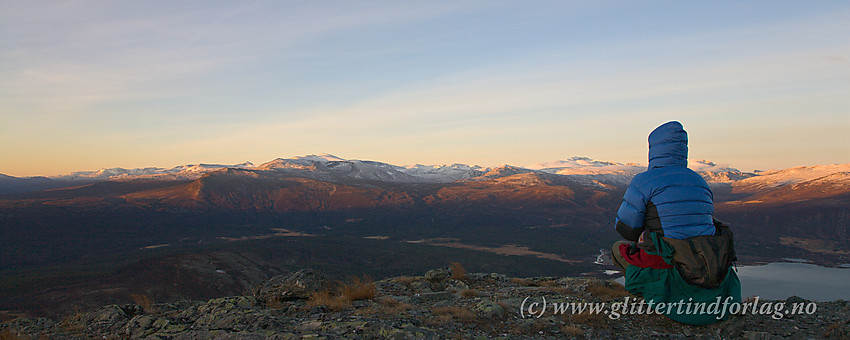 Utsikt fra Trollhøe i sørvestlig retning mot nordøstlige deler av Jotunheimen.