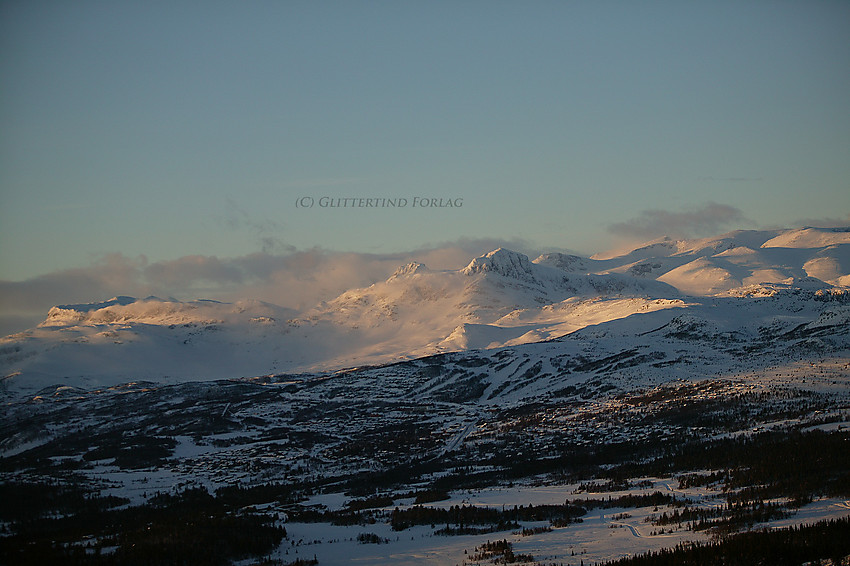 Fra Javnberget mot Beitostølen, Bitihorn og Torfinnstindane en januarkveld.