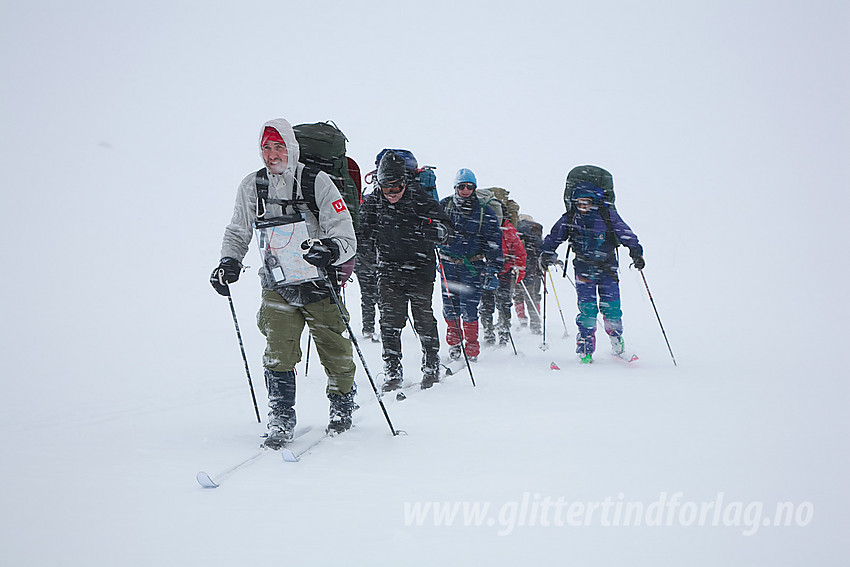 Gruppe skiløpere på tur i dårlig vær. Her på vei opp Mjølkedalen med Olavsbu som mål.