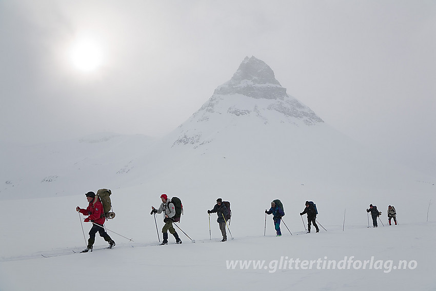 Gruppe skiløpere på tur gjennom Kyrkjeglupen med kurs mot Spiterstulen. Kyrkja (2032 moh) i bakgrunnen.