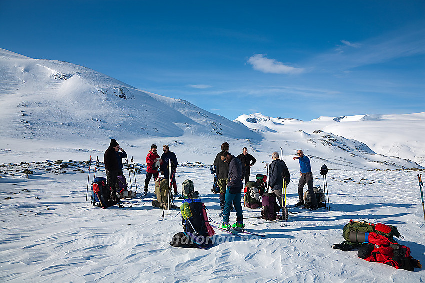 Pause etter endt oppstigning fra Visdalen mot Skautflye. Galdhøpiggmassivet langt bak i midten.