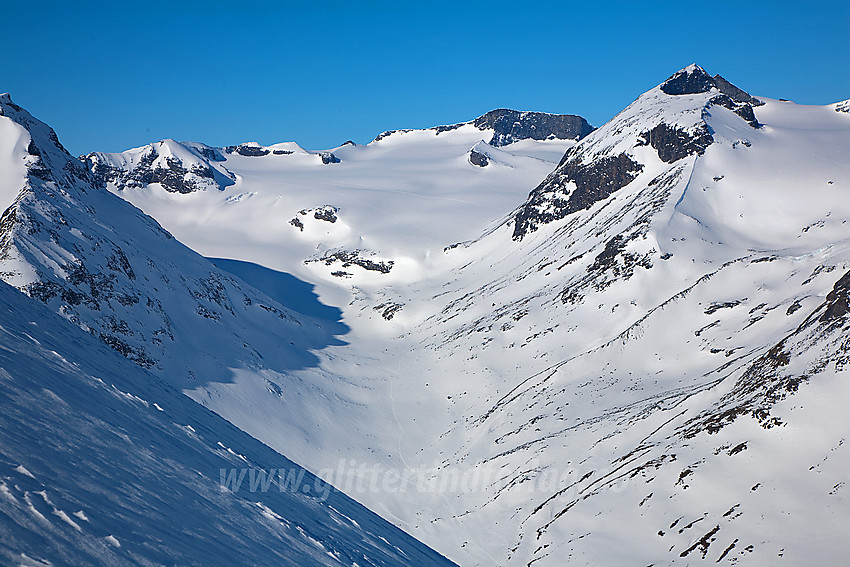 Fra stigningene opp mot Spiterhøe med utsikt oppover Tverrådalen mot Tverråbrean. Til høyre ses bl.a. Midtre Tverråtinden (2302 moh) og i bakgrunnen østveggen på Bukkehøe, bl.a.