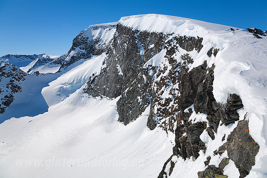 Leirhøe (2330 moh) sett fra nord med den mektige østveggen i front.