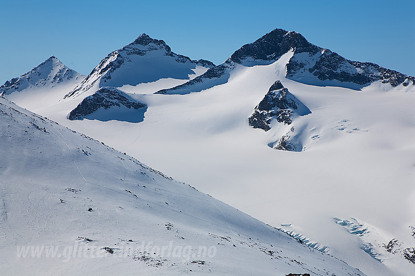 Fra Veoskardet mot Hellstugubrean og Hellstugutindane. F.v.: Nestsøre (2255 moh), Store (2346 moh) og Midtre (2339 moh). Ut i breen stikker Søre (2120 moh) og Nørdre (2136 moh) Hellstugubreahesten.