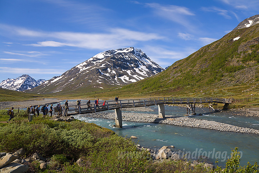 Gruppe på vei til brevandring på Svellnosbrean. Bildet er tatt fra Spiterstulen med Visa i forgrunnen og Styggehøe (2213 moh) i bakgrunnen.