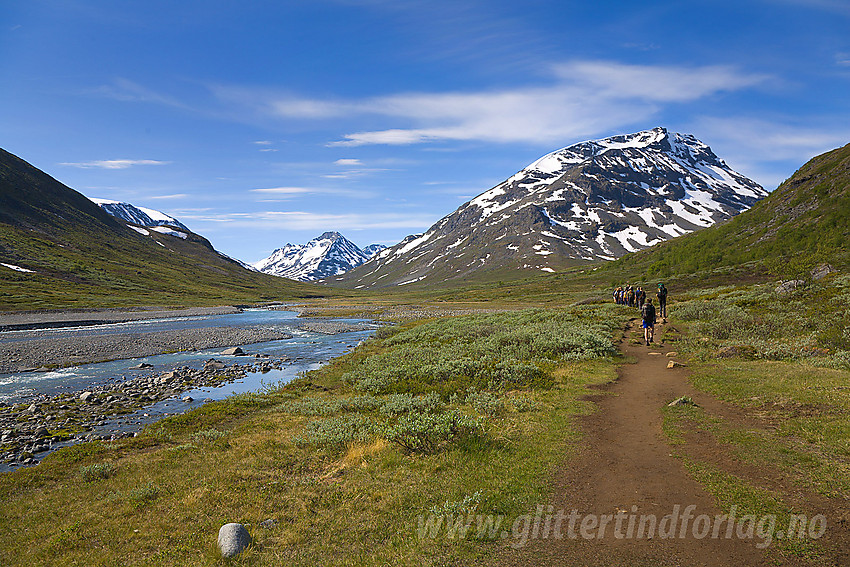 Gruppe på vei til brevandring på Svellnosbrean. Bildet er tatt i Visdalen like ved Spiterstulen med Visa til venstre. I bakgurnnen til høyre ruver Styggehøe (2213 moh).