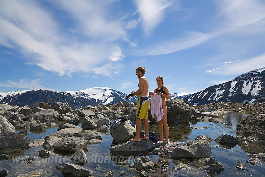 Forfriskende bad en varm sommerdag oppe ved Svellnosbrean. Leirhøe i bakgrunnen.