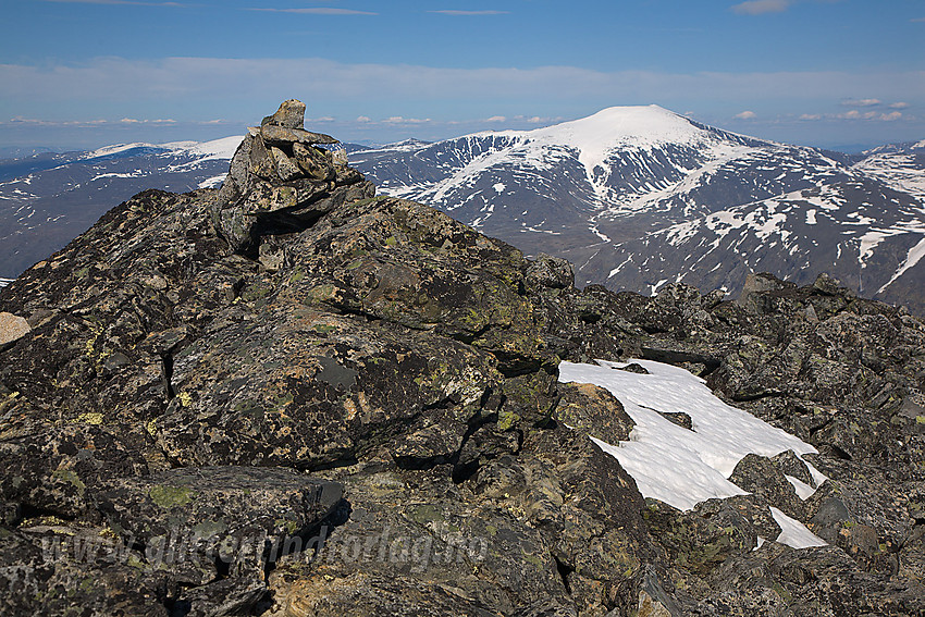 På toppen av Midtre Tverråtinden (2302 moh). Glittertinden i bakgrunnen.