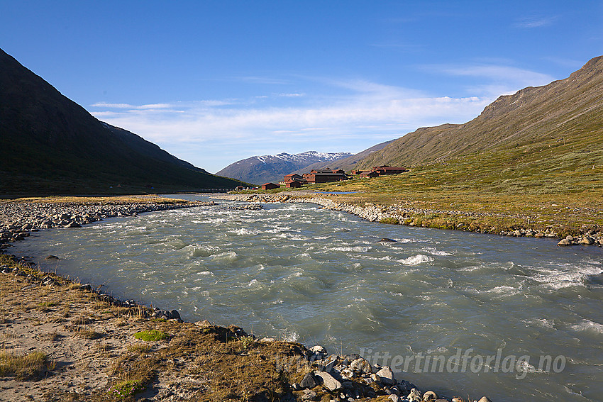 Sommerkveld i Visdalen ved Visa med Spiterstulen i bakgrunnen.