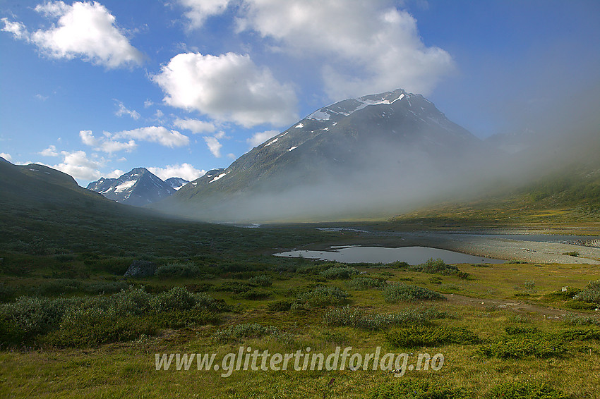 I Visdalen en sommermorgen idet morgentåka er i ferd med å løse seg opp. I bakgrunnen dominerer Styggehøe (2213 moh).