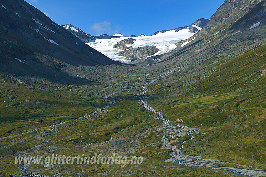 Utsikt fra stien mellom Spiterstulen og Hellstuguhaugen oppover Tverrådalen mot Tverråbrean. Til venstre i bakgrunnen ser man Nørdre Bukkeholstinden (2149 moh) og bak til høyre ses såvidt Bukkehøe (2314 moh).