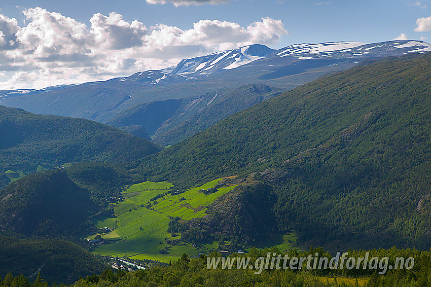 Fra pynten nedenfor Raudbergstulen mot jordene i Galdebygde nede i Bøverdalen med Heksete og Hestbreapigger i bakgrunnen.