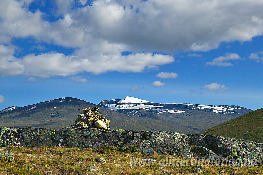 På Sygardshaug (1065 moh), like ved Raudbergstulen, med Glittertinden i bakgrunnen.