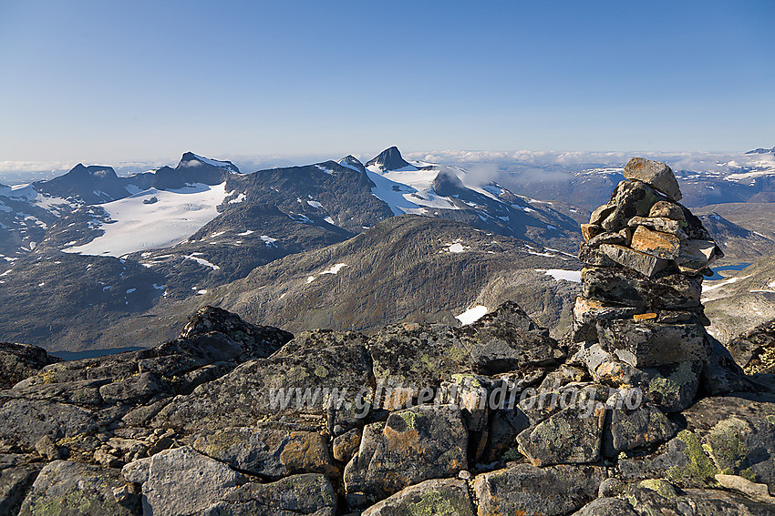 Fra Uranostinden S2 (2048 moh) mot bl.a. Falketind (2067 moh) og Stølsnostinden (2174 moh).