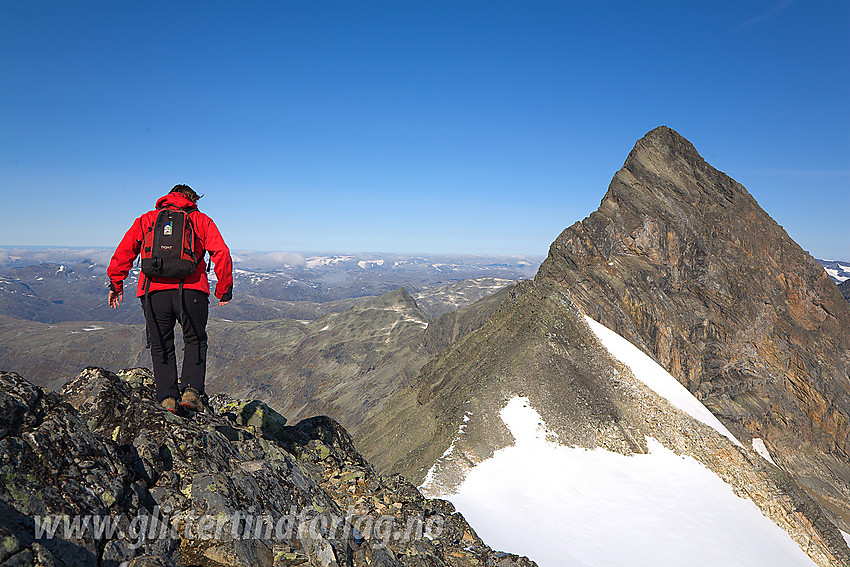 På vei forbi Uranostinden S2 med kurs mot S1 og Uranostinden (2157 moh som ruver i bakgrunnen) en flott høstdag.