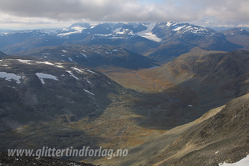 Fra sadelen nord for Uranostinden med utsikt ned Uradalen og bort mot Hurrungane.