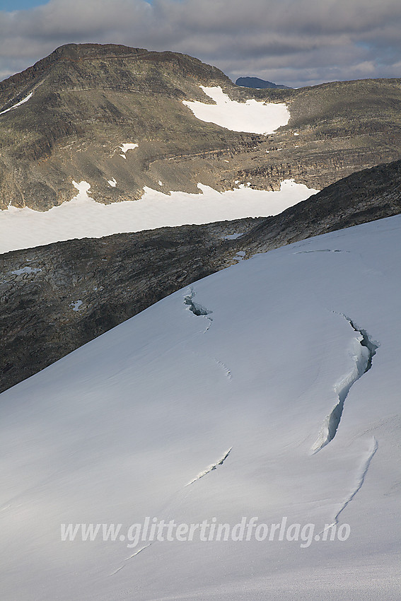 Fra sadelen mellom Uranostinden og Slingsbytinden mot øvre del av Skogadalsbreen med Mjølkedalspiggen (2040 moh) i bakgrunnen.