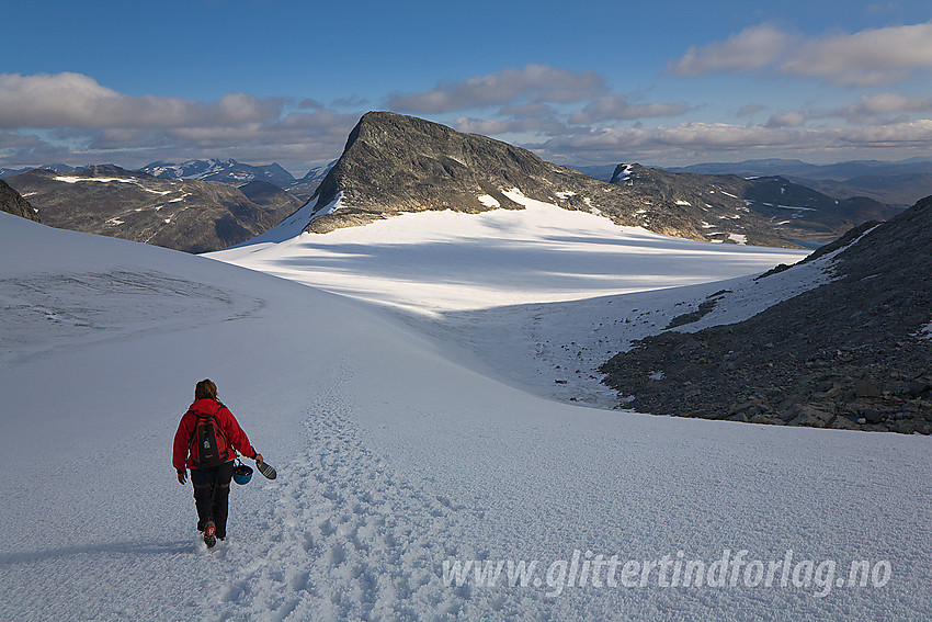 På vei ned mot Uranosbreen med Langeskavltinden (2014 moh) i bakgrunnen, etter en tur på Uranostinden.