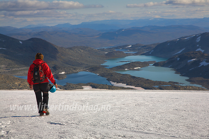 På vei ned den nedre del av Uranosbreen med bl.a. Kvitevatnet i bakgrunnen.