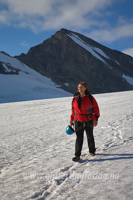 På vei ned nedre del av Uranosbreen etter en tur på toppen i bakgrunnen (Uranostinden 2157 moh).