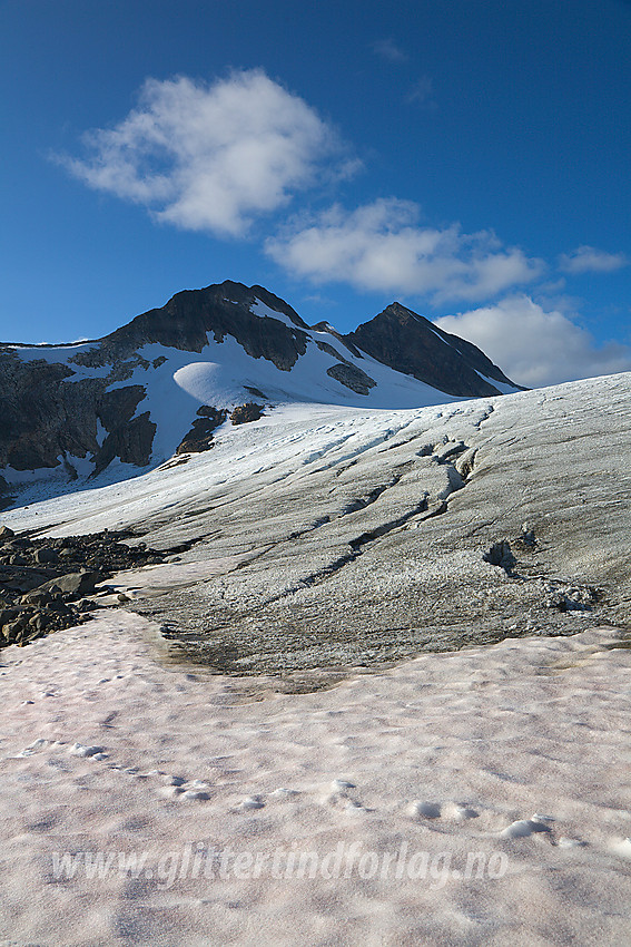 Ved fronten på Uranosbreen med Uranostinden S2 (2048 moh) til venstre og Uranostinden (2157 moh) bak til høyre. Mellom disse kan man såvidt ane sekundærtoppen Uranostinden S1.